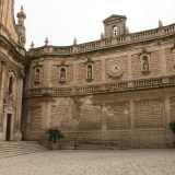 La costruzione settecentesca (edificata su una precedente chiesa romanica) � adagiata su un arioso piazzale e affiancata da un muraglione che serviva a proteggere i fedeli dai forti venti che arrivavano dai monti